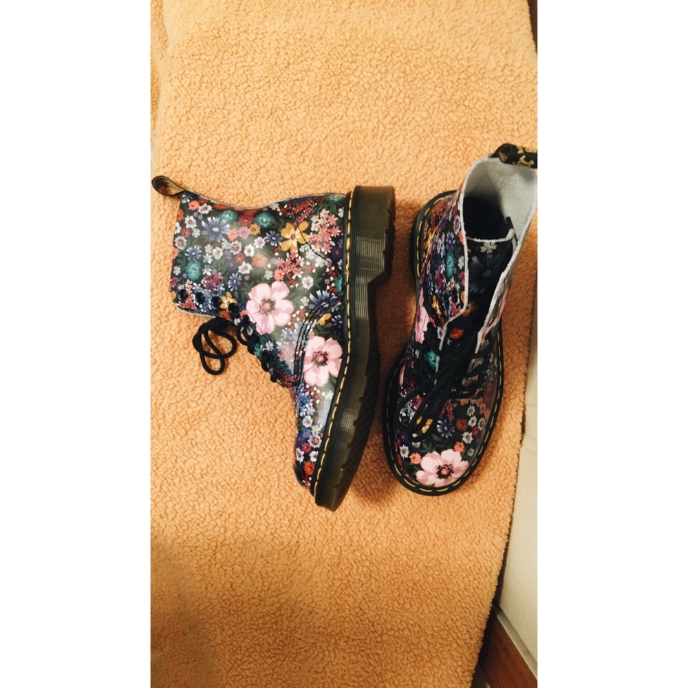 Dr. Martens Air Water Black & Mallow Pink Floral